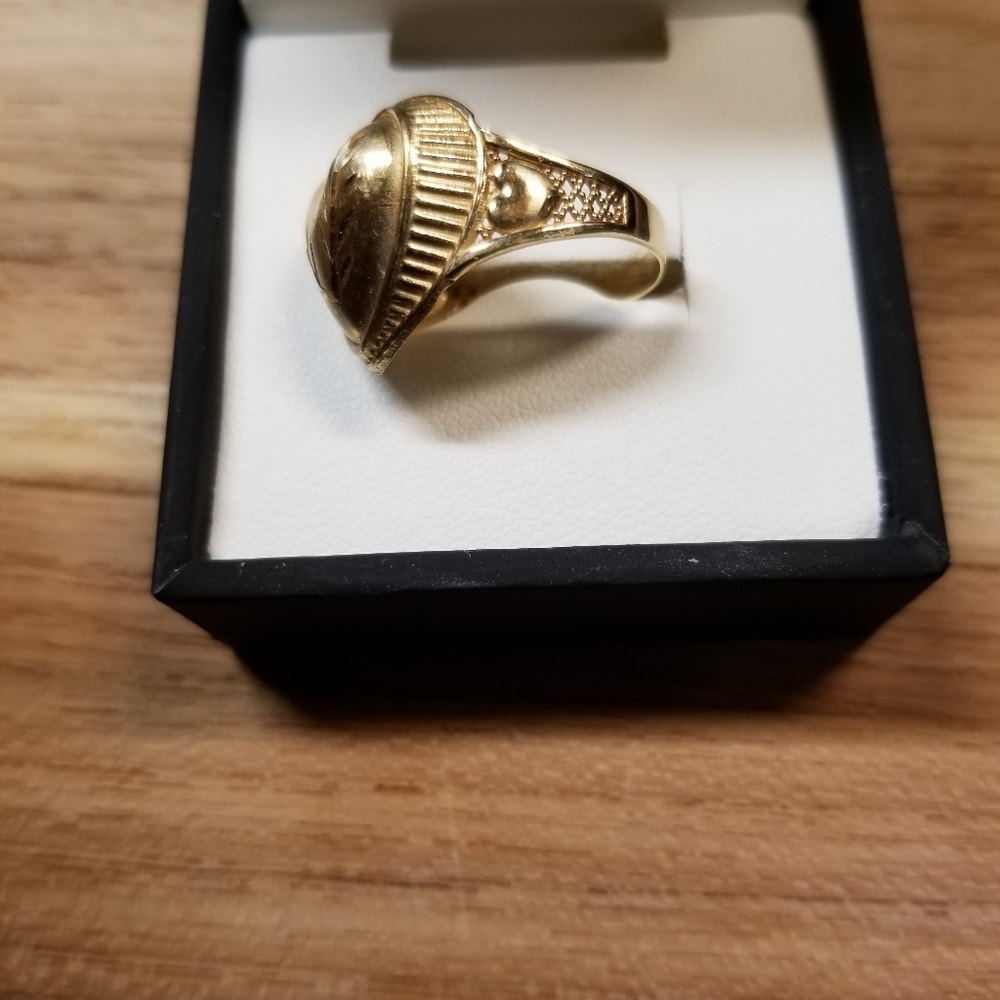 10 Kt Yellow Gold , 2.2 Grams Size 7.5 ELEGANT Gold Heart Ring with Leaf Design - Picture 3 of 6